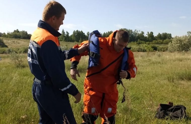 В Челябинской области спасатели достали из камышей тело мужчины