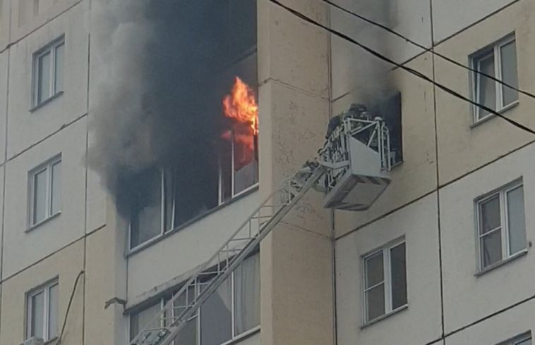 В Магнитогорске огнеборцы по автолестнице спасли мужчину из горящей квартиры