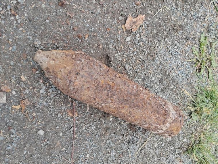 В Коркино на садовом участке рабочие обнаружили артиллерийский снаряд