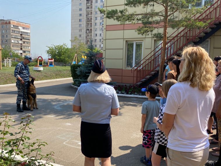 В Магнитогорске полицейские познакомили детей с четвероногим другом