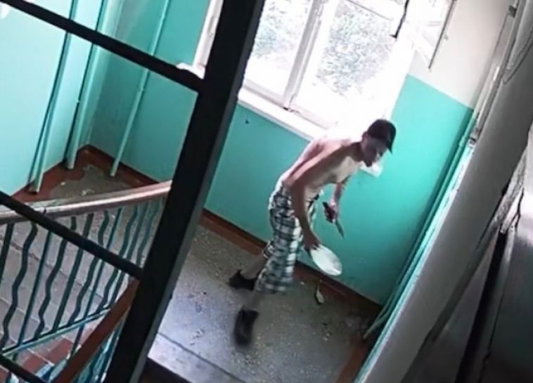«Ломится в дверь с ножом»: жительница Магнитогорска пожаловалась на неадекватного соседа