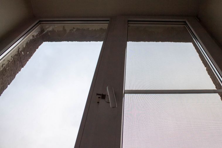 В Магнитогорске трёхлетняя девочка выпала из окна на втором этаже