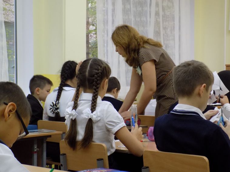 Большая часть опрошенных россиян помнит имя своего первого учителя
