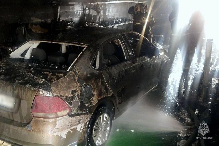 Сгорели автомобили. В Магнитогорске произошел пожар в гараже