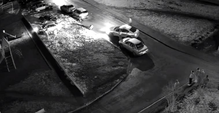 В Магнитогорске пьяный водитель врезался в припаркованные во дворе автомобили