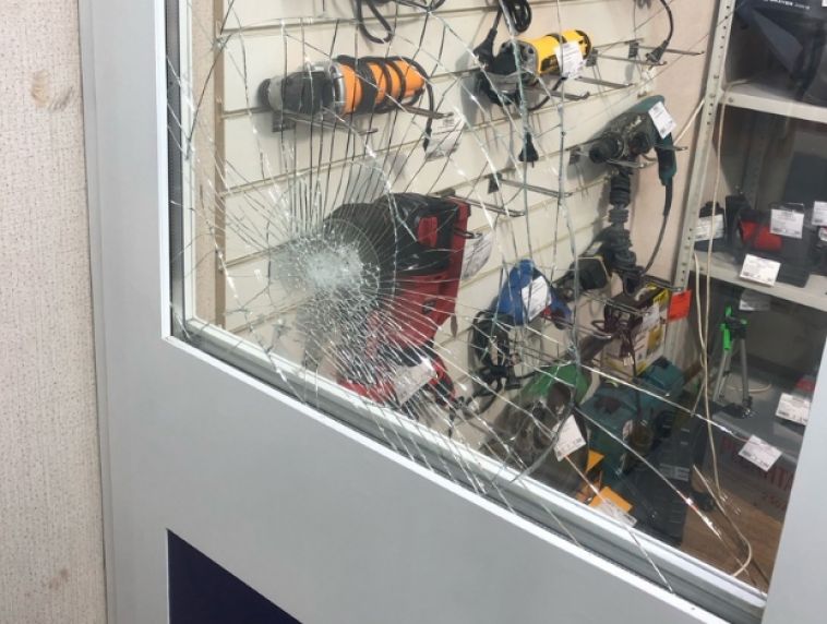 Магнитогорец перебил все витрины в комиссионном магазине