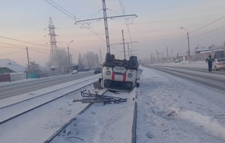 В Магнитогорске на трамвайных путях перевернулась машина