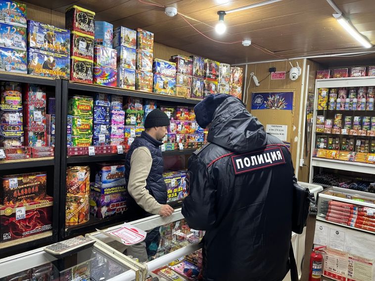 Магнитогорские полицейские проверяют елочные базары и магазины пиротехники
