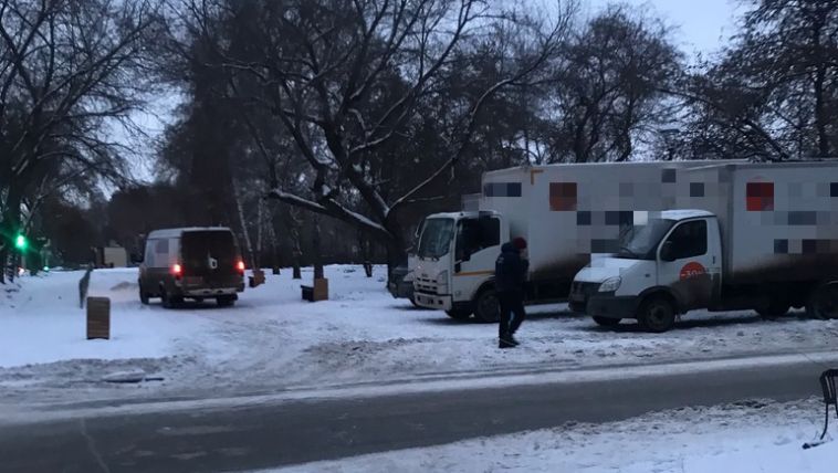 Жительница Магнитогорска пожаловалась на парковку машин в сквере