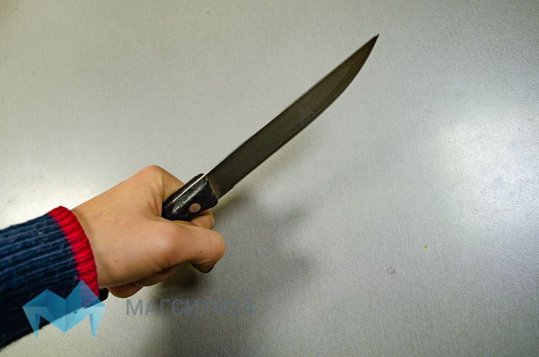 В Троицке мужчина ударил ножом в грудь молодого человека