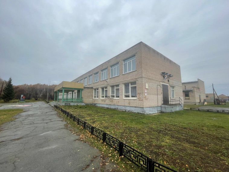 На Южном Урале мужчина уничтожил мемориальное сооружение у школы, посвященное погибшему в СВО