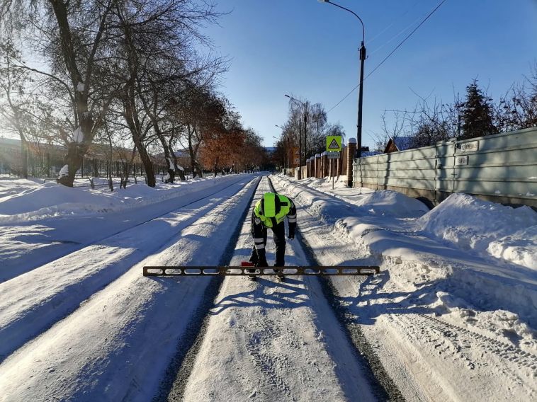 Сотрудники ГИБДД следят за тем, как чистят дороги от снега и наледи