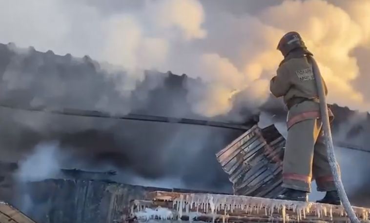 В Челябинской области произошел серьезный пожар на мебельной фабрике