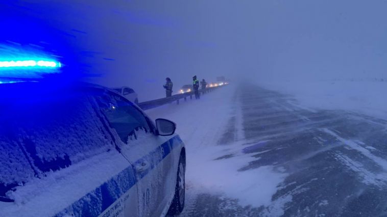 Снегопады осложнили движение в Челябинской области