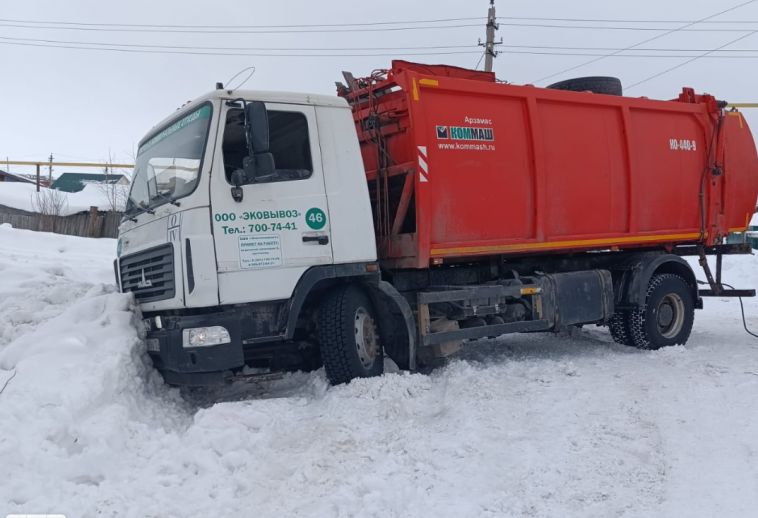В Челябинской области снегопады мешают коммунальщикам вывозить мусор