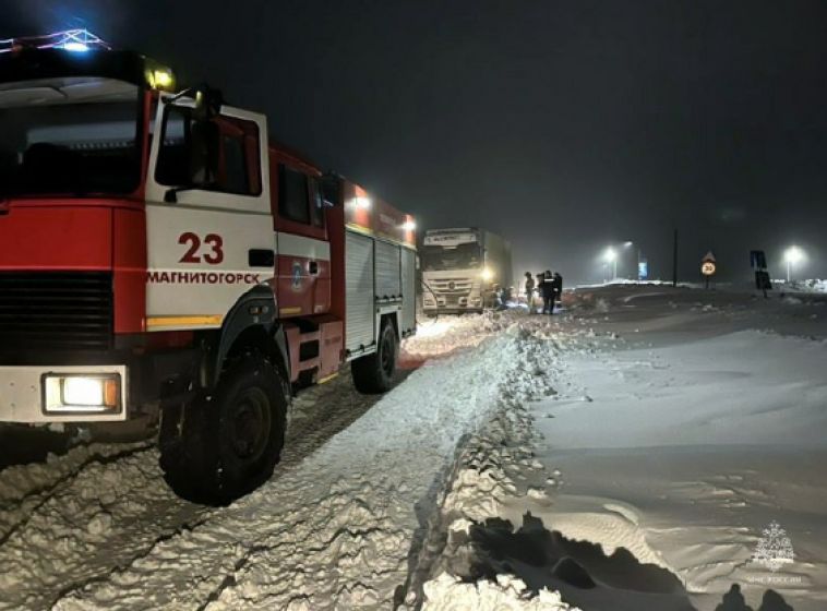 Три большегруза застряли в снегу под Магнитогорском