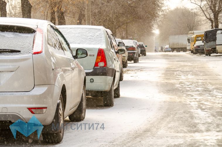 Дорожная техника продолжает расчищать южноуральские дороги от снега