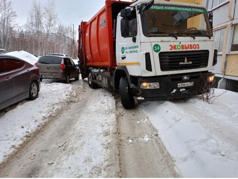На Южном Урале спецтехника чистит подходы к мусорным бакам