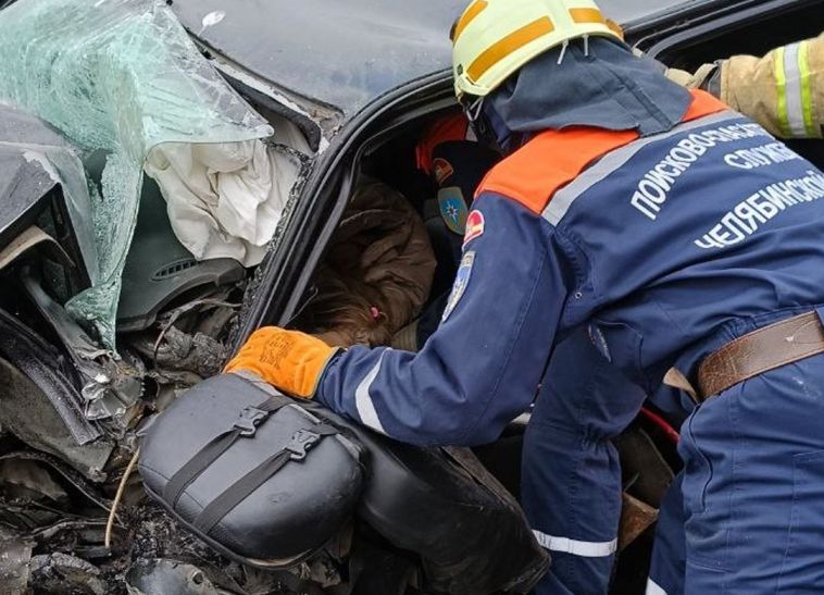 Спасатели устранили последствия смертельного ДТП на южноуральской трассе