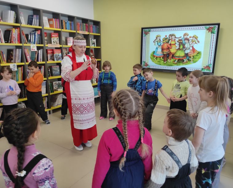 На масленичной неделе жители Магнитогорска познакомились с русским фольклором