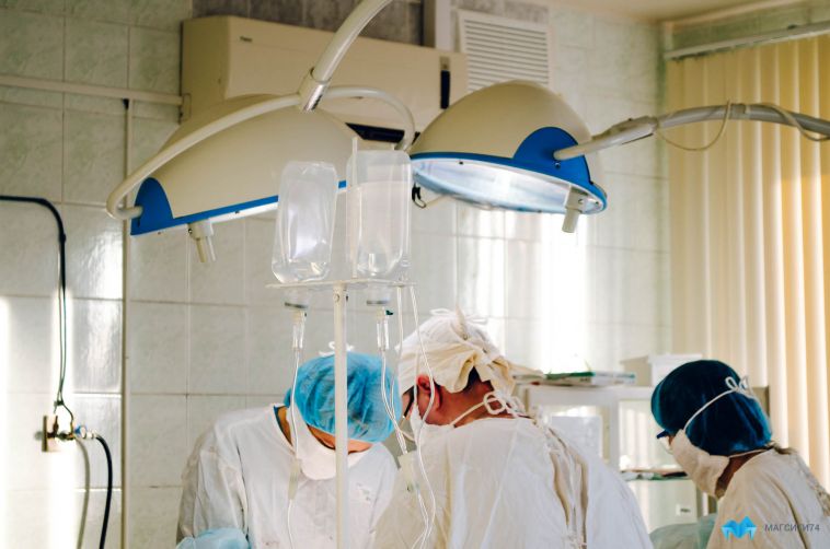 В Челябинской области хирурга задержали за незаконную пластическую операцию
