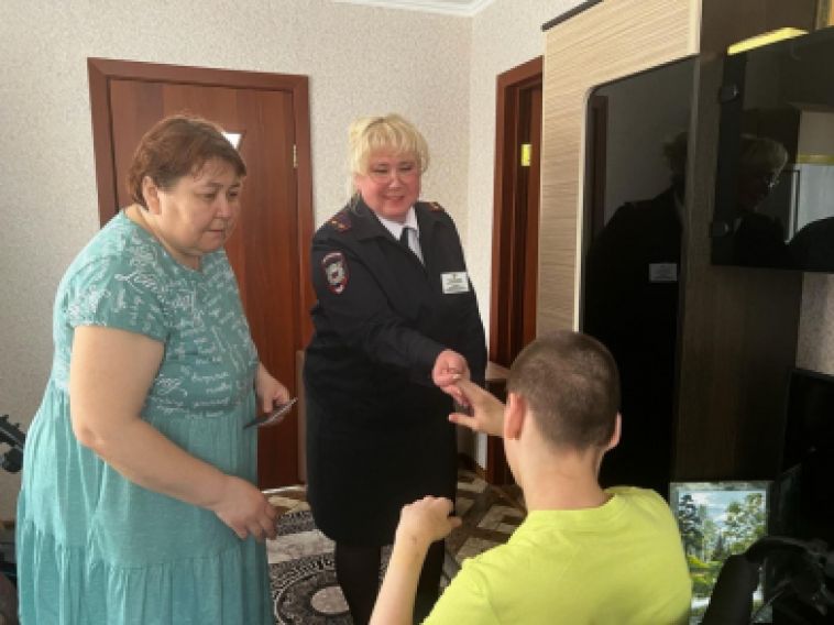 В Магнитогорске вручили паспорт подростку-инвалиду прямо на дому