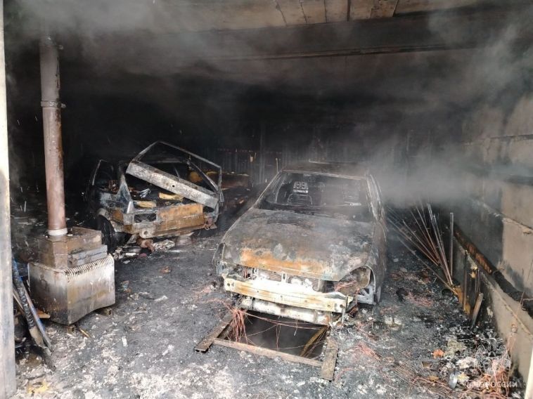 В Челябинской области сгорел гараж с автомобилями и мотоциклами