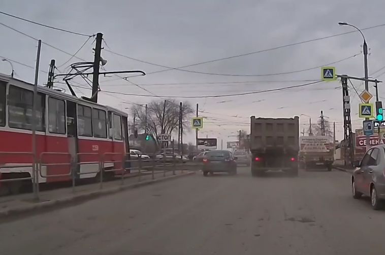 Нарушение попало на видео: сотрудники ГИБДД наказали водителя грузовика