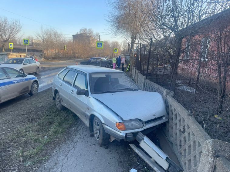 В Магнитогорске водитель наехал на бетонный забор в результате ДТП