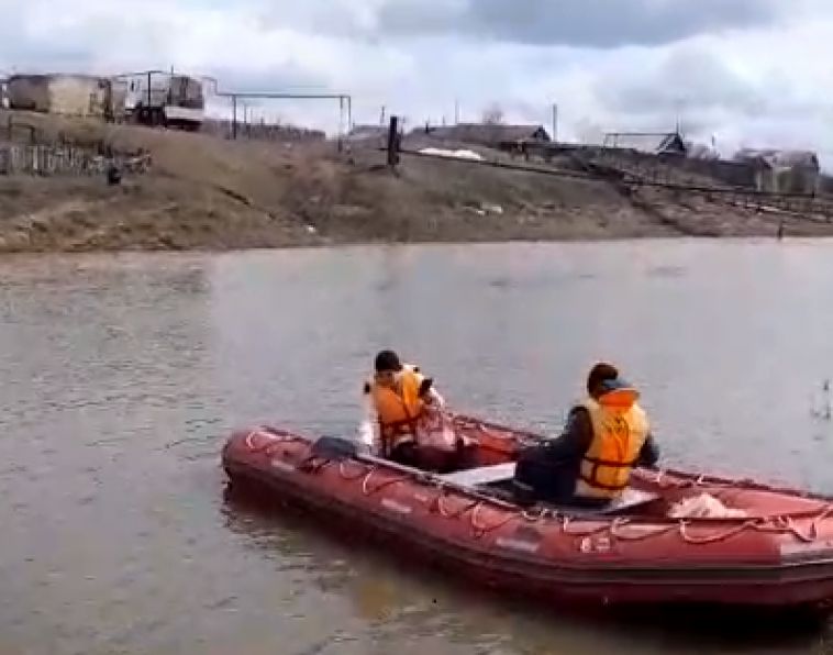 В Челябинской области из-за паводка почту и выплаты развозят на лодках