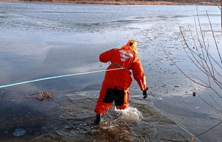 В Челябинской области сотрудники МЧС спасли пенсионерку из ледяной воды