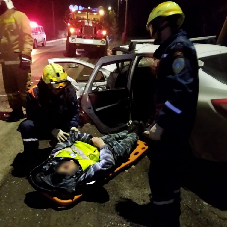 Южноуральские спасатели извлекли из машины пострадавших после серьезного ДТП