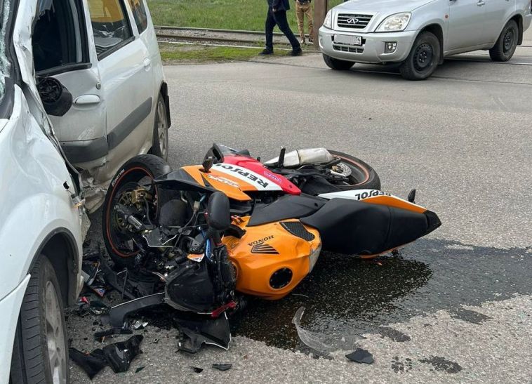 В Магнитогорске мотоциклист погиб в столкновении с «Ларгусом»