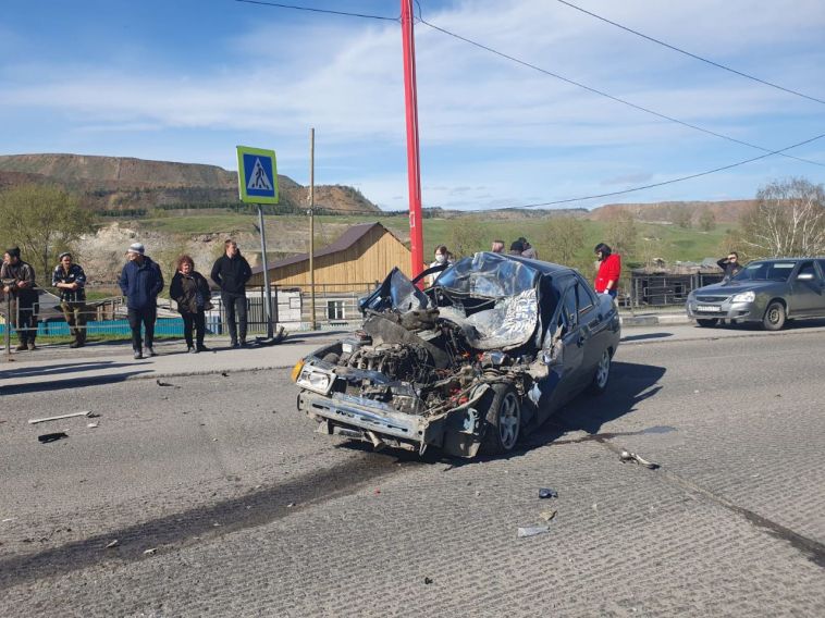 В Челябинской области водитель легковушки погиб в столкновении с автобусом