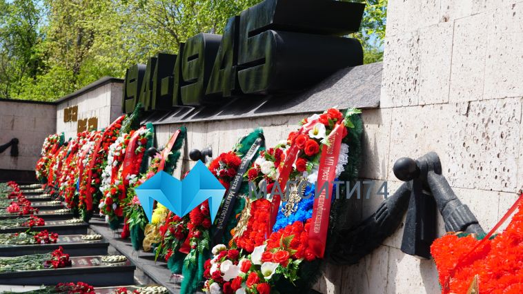 В Магнитогорске состоялось возложение цветов к братским могилам