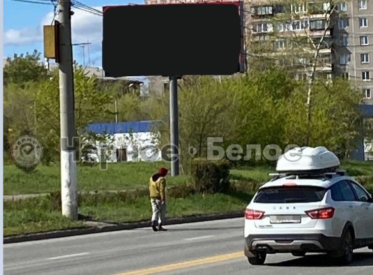 В Магнитогорске неадекватный пешеход бросался на водителей с арматурой