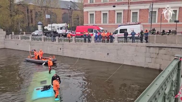 В Санкт-Петербурге 7 человек погибли в результате падения автобуса в реку