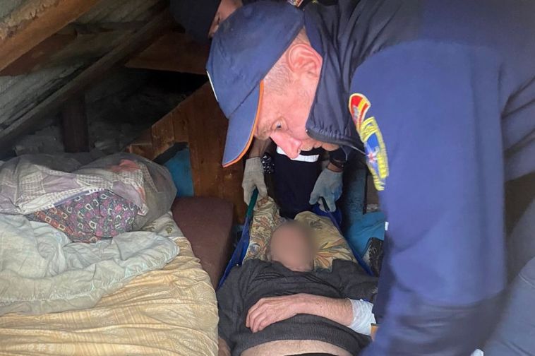 В Магнитогорске спасатели сняли мужчину с чердака садового домика