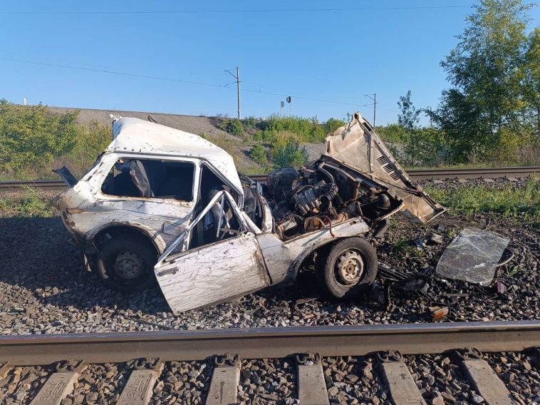В Челябинской области поезд снес легковой автомобиль
