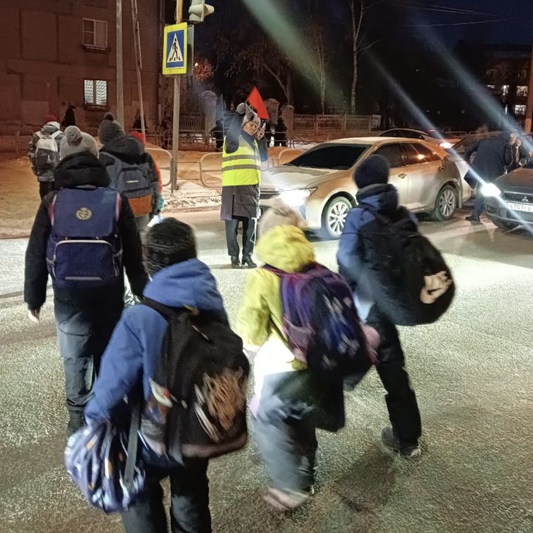 В Магнитогорске в утренние часы у школ дежурят сотрудники Госавтоинспекции и родительский дорожный патруль