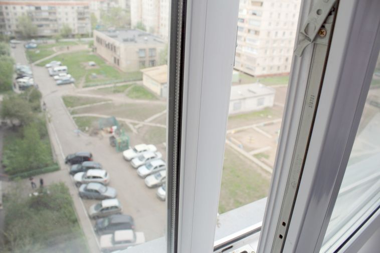 Ежегодно с приходом тёплой погоды отмечается рост несчастных случаев, связанных с выпадением из окна малолетних детей
