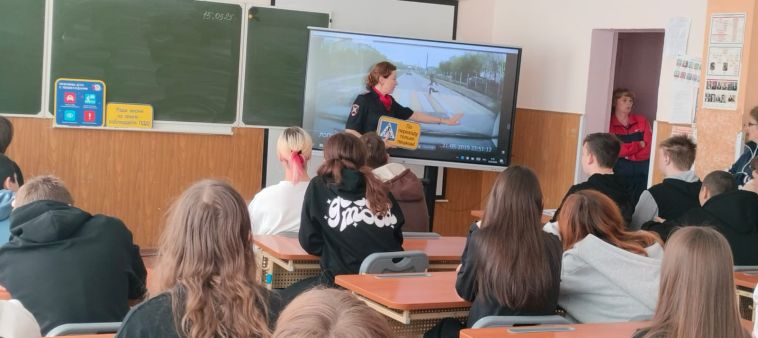 Сотрудники Госавтоинспекции посетили школы и провели встречи с юными велосипедистами и пользователями СИМ