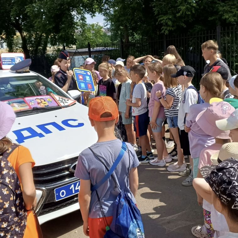 В рамках летней оздоровительной кампании сотрудники Госавтоинспекции провели встречи с детьми