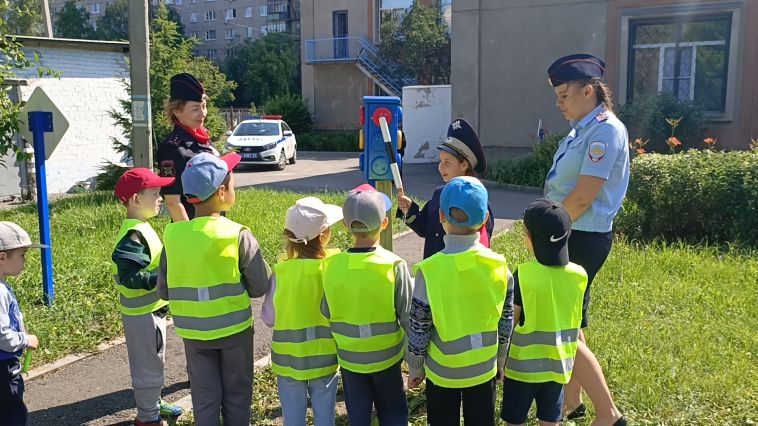 Сотрудники полиции провели познавательное мероприятие для воспитанников социально-реабилитационного центра и детского сада
