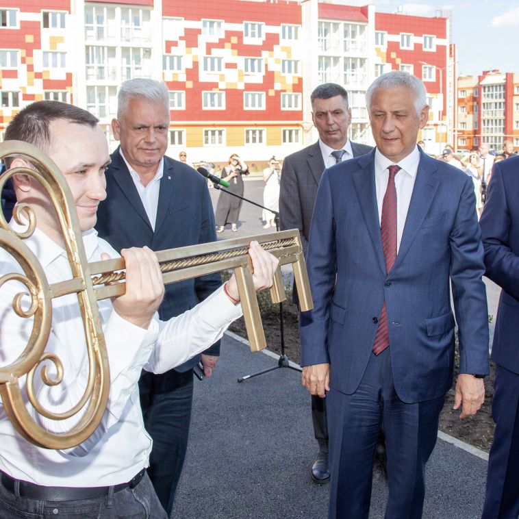Семьи металлургов Магнитки справили новоселье