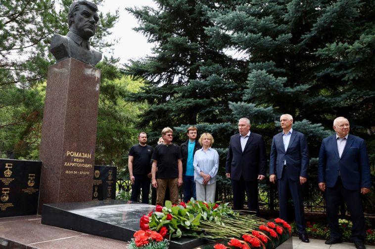 Накануне первые лица города и комбината почтили память народного директора ММК Ивана Ромазана
