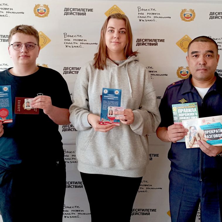 Сотрудники РЭО Госавтоинспекции проводят профилактические беседы с выпускниками автошкол