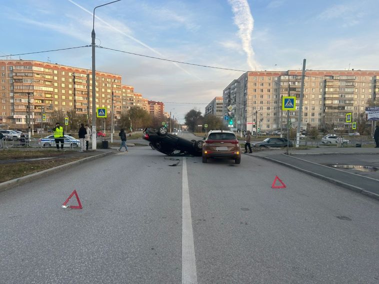 Сотрудники Госавтоинспекции устанавливают обстоятельства ДТП с пострадавшим