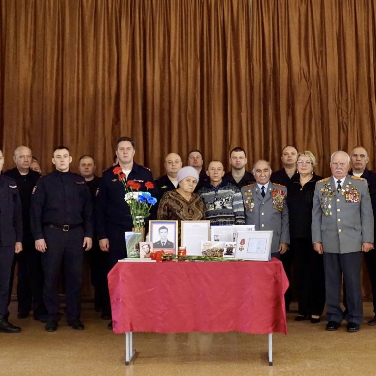 В Магнитогорске в память о погибшем в Аргуне сотруднике органов внутренних дел торжественно открыли ученическую «парту героя» в школе № 36