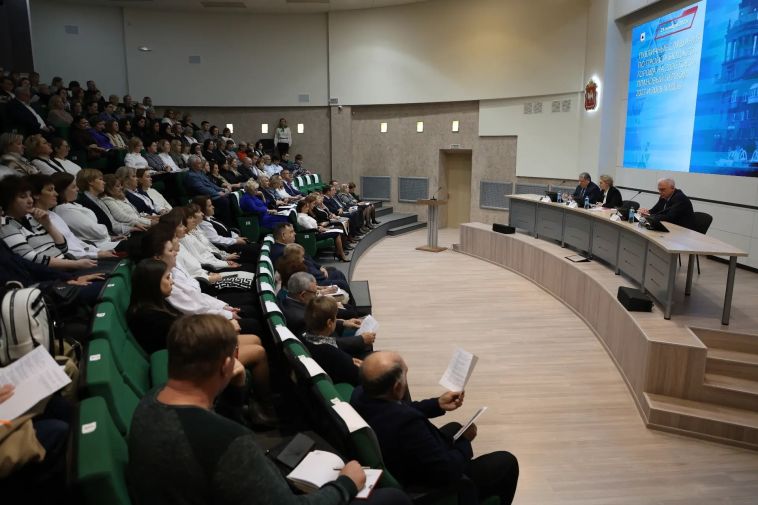 По инициативе главы города в администрации Магнитогорска состоялись ежегодные публичные слушания по проекту решения Магнитогорского городского Собрания депутатов